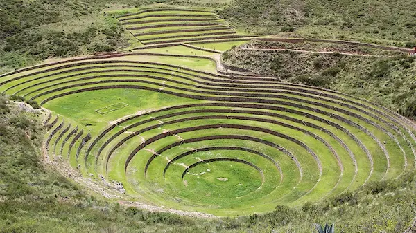 What are the three major tourist attractions in Peru