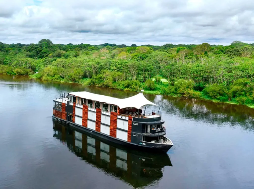 How to travel for fishing in the Amazon river